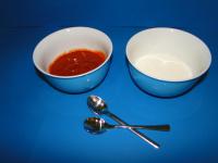 Ketchup und ein Maisstärke-Wasser Ketchup und ein Maisstärke-Wasser-Gemisch