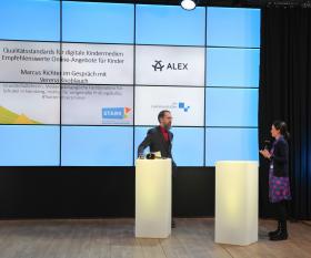 Verena Knoblauch, Grundschullehrerin und Digitalexpertin, im Talk Frau mit Mikrofon im Gespräch mit dem Moderator