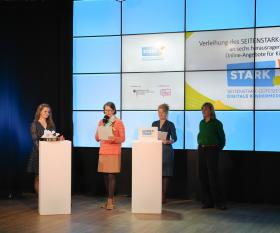 Jasmin Ruckriegel, Hessischer Rundfunk, Kinderfunkkolleg Frau hinter Pult hört der vorgelesenen Laudatio zu