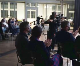Ein Blick ins Publikum Sitzende und klatschende Zuschauer