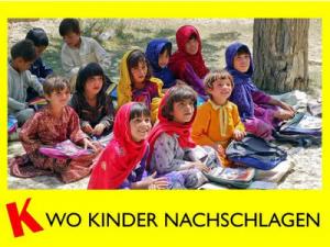 Kinder wollen's wissen! Eine Gruppe von Kindern sitzt auf dem Boden und schaut fragend