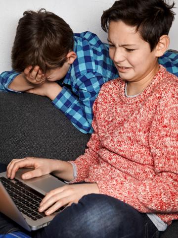 2 Jungen an einem Laptop