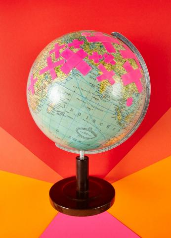 Ein Globus mit Pflastern