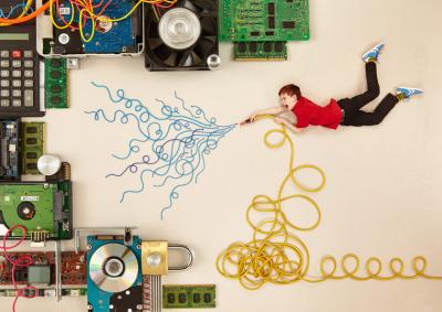 Kann man etwas aus dem Internet ganz löschen? Ein Junge löscht mit einem Kabelschlauch verschiedene Computer und Geräte